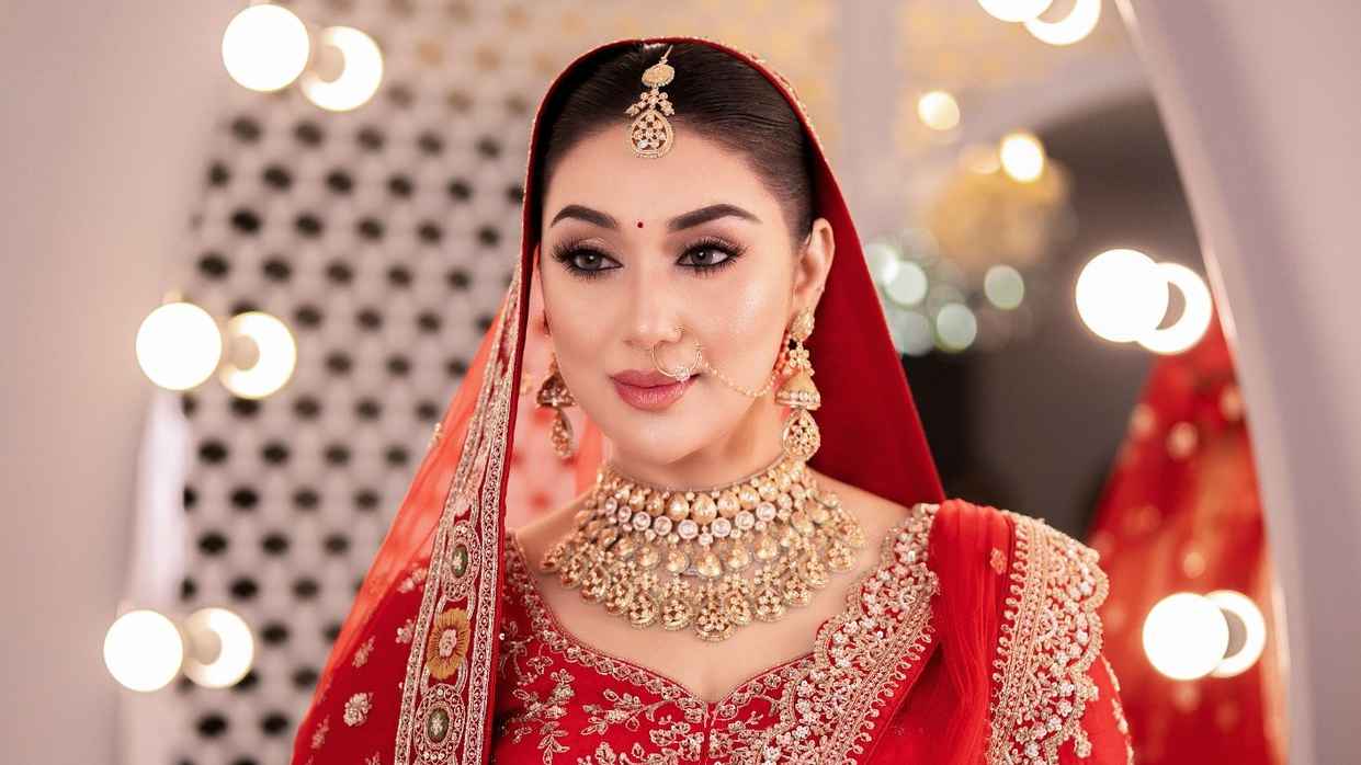 সন্তান জন্মের পর অর্থ অভাবে গহনা বিক্রি করে দেন অপু বিশ্বাস