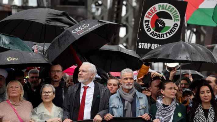 অস্ট্রেলিয়ায় ফিলিস্তিনের পক্ষে লাখো মানুষের মিছিলে অ্যাসাঞ্জ