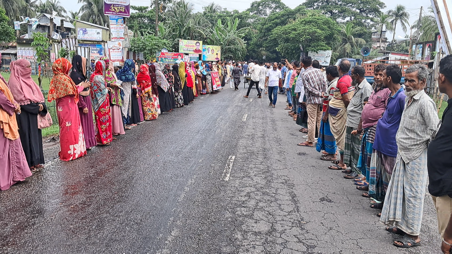 বাগেরহাট-৪ আসন বিলুপ্তির প্রতিবাদে মানববন্ধন, সড়ক অবরোধ