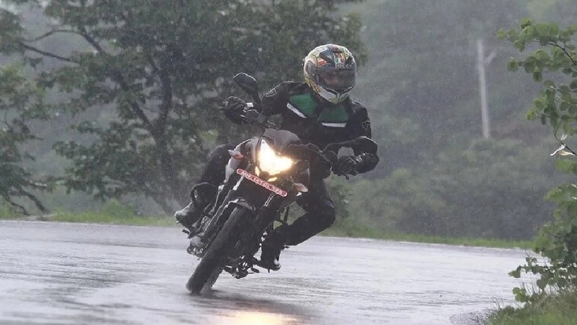 মোটরসাইকেল চালানো