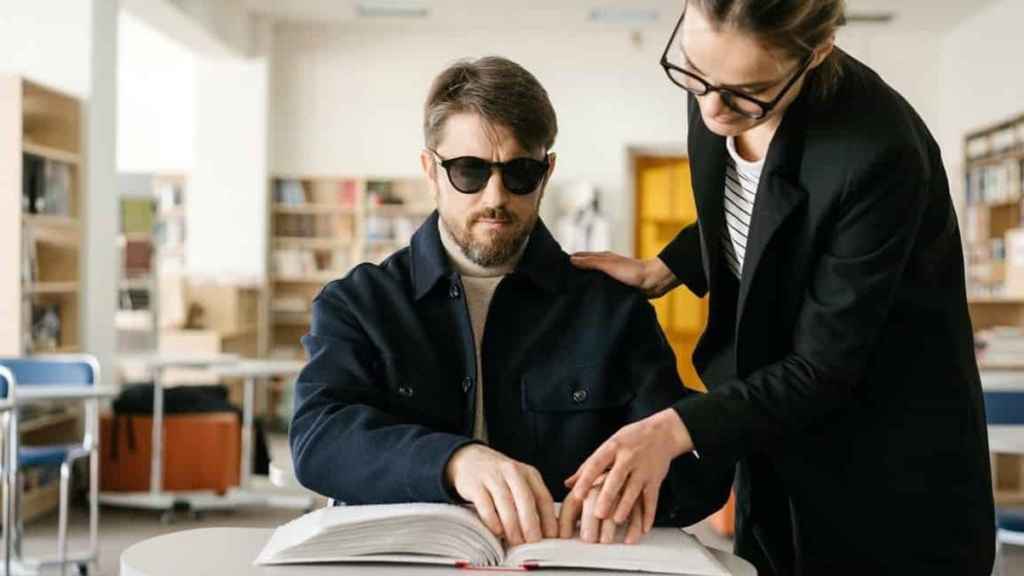 অন্ধ ব্যক্তিরা কালো চশমা পরে থাকেন কেন?