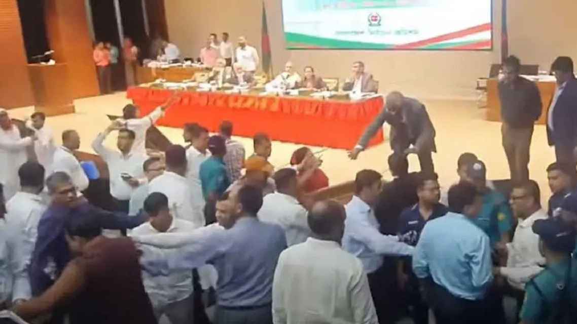 ইসি ভবনে যেভাবে মারামারিতে জড়ালেন বিএনপি-এনসিপির নেতাকর্মীরা