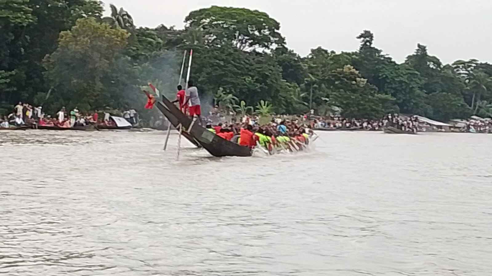ইছামতী নদীতে ঐতিহ্যবাহী নৌকাবাইচ অনুষ্ঠিত