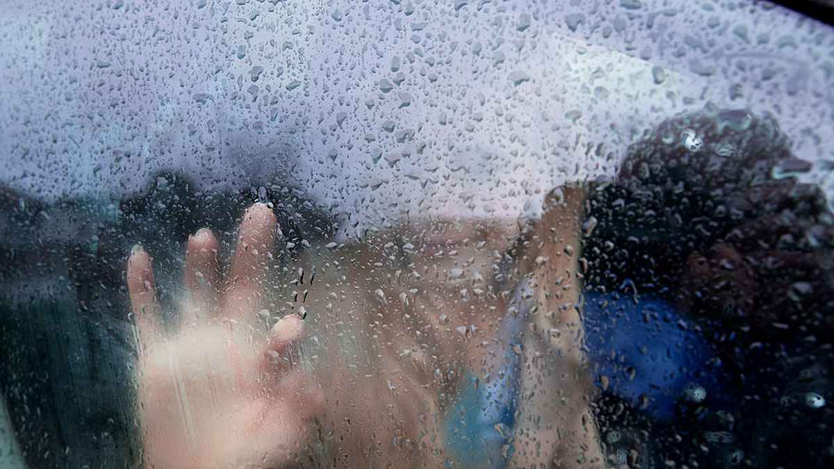 বৃষ্টির দিনে গাড়ির জানালায় কুয়াশা জমে কেন?