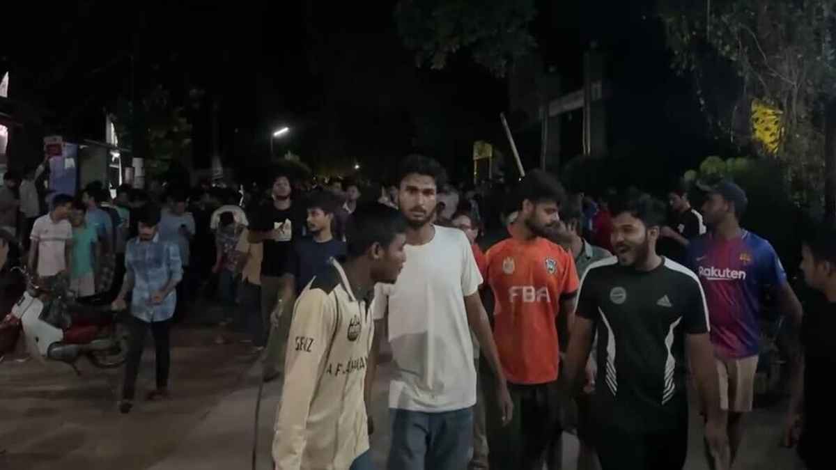 স্থানীয়দের সঙ্গে সংঘর্ষে ৬০ চবি শিক্ষার্থী আহত, সকল পরীক্ষা স্থগিত