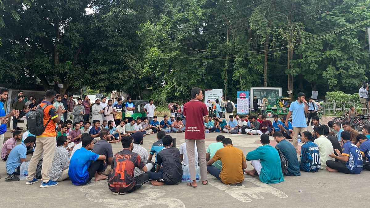 চবি শিক্ষার্থীদের ওপর হামলার প্রতিবাদে শিবিরের বিক্ষোভ