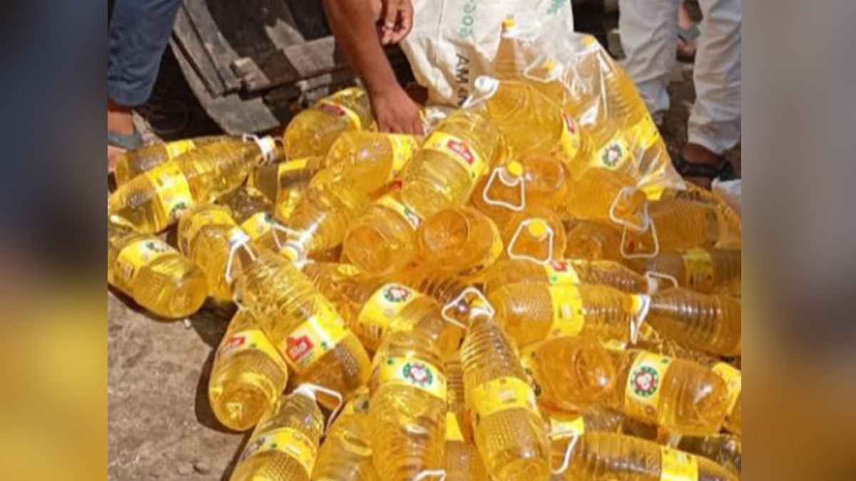ব্যবসায়ীর গোডাউনে মিলল বিপুল পরিমাণ টিসিবির তেল, আটক