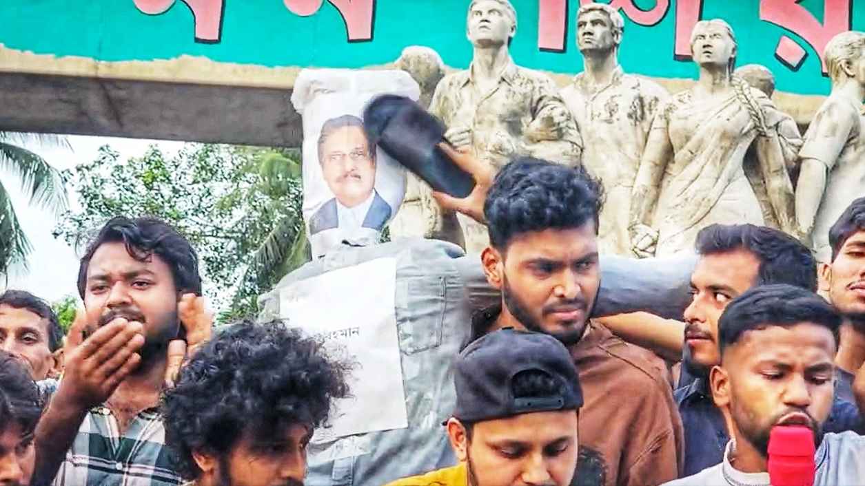 শাহবাগে বিএনপি নেতা ফজলুর কুশপুত্তলিকা দাহ, জুতাপেটা