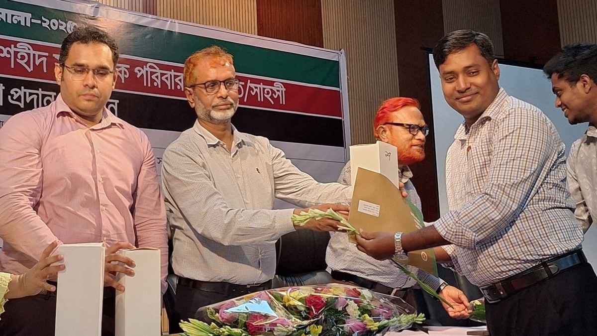 সাহসী সাংবাদিক সম্মাননা পেলেন ঢাকা মেইল প্রতিনিধি নুর উল্লাহ কায়সার