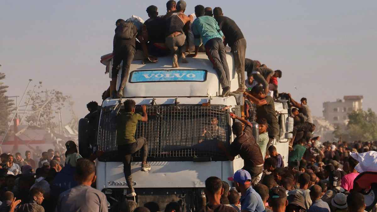 গাজায় ত্রাণের গাড়ির নিচে চাপা পড়ে প্রাণ গেল ২৫ জনের