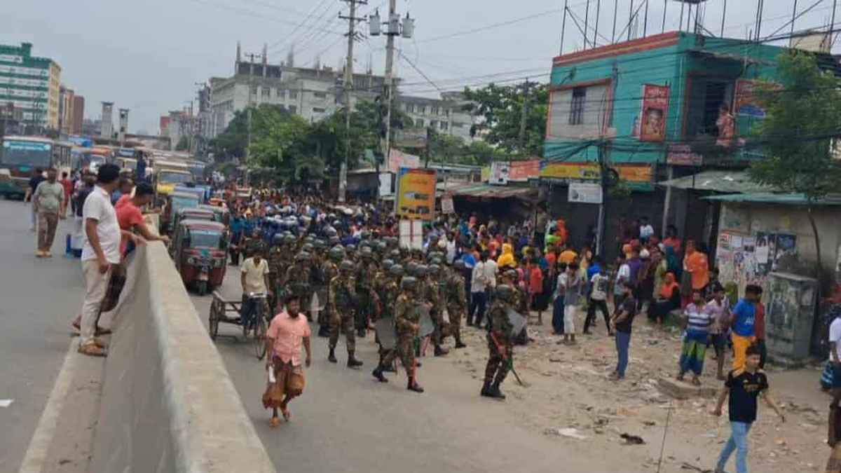 গাজীপুরে মহাসড়ক অবরোধ করে শ্রমিকদের বিক্ষোভ