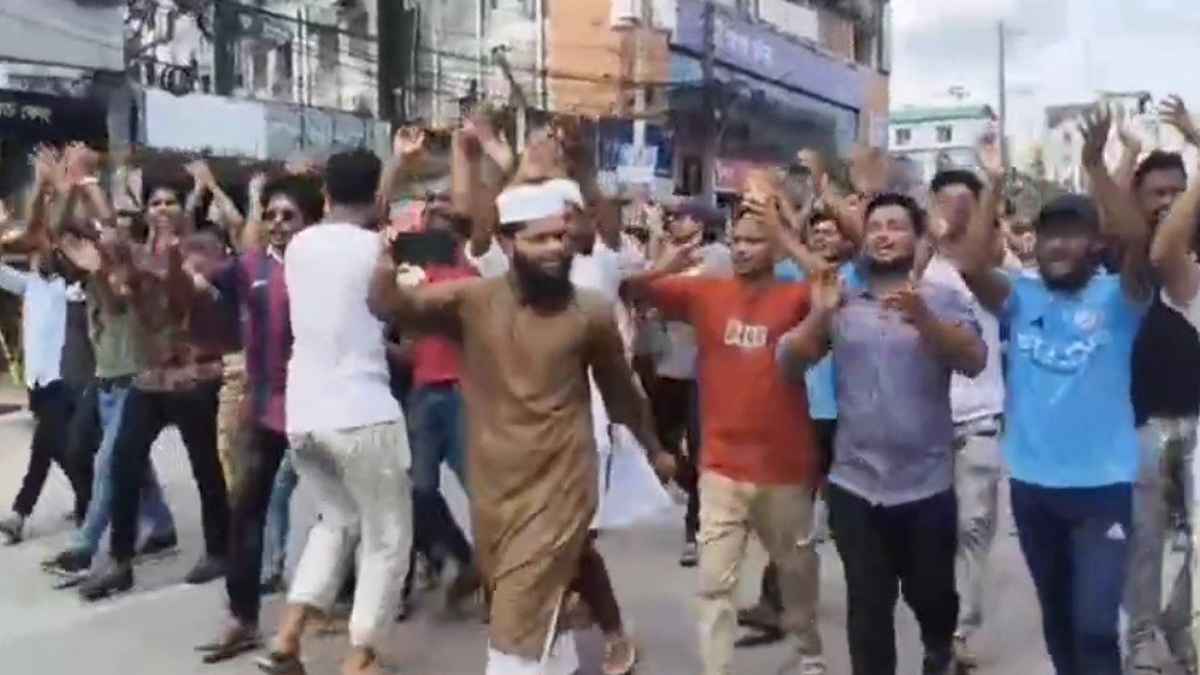 বনলতা এক্সপ্রেস ট্রেন আটকিয়ে ডিপ্লোমা শিক্ষার্থীদের বিক্ষোভ