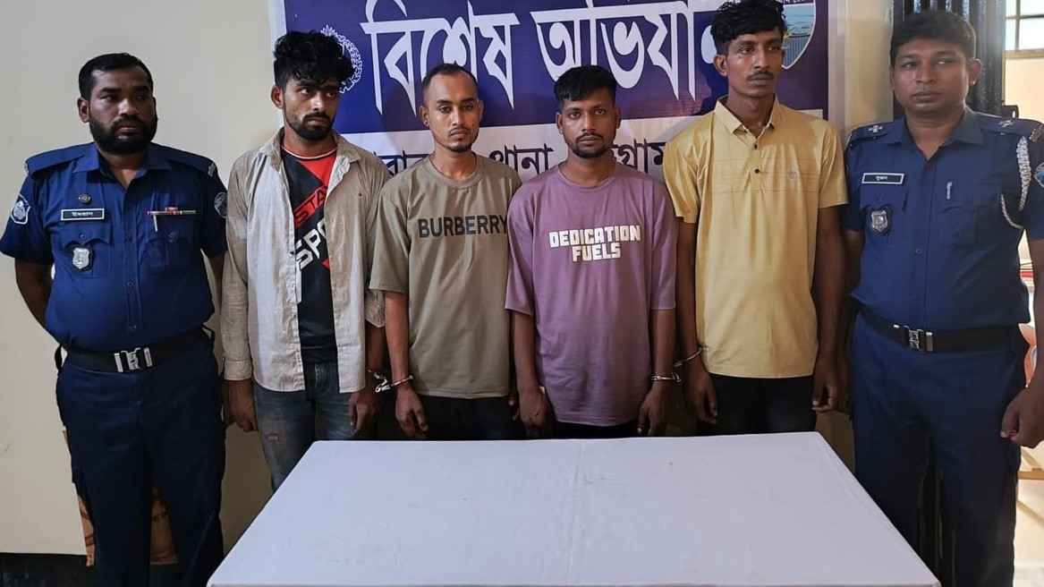 মিরসরাইয়ে ২৪ মামলার আসামি হকসাবসহ গ্রেফতার ৪, অস্ত্র উদ্ধার