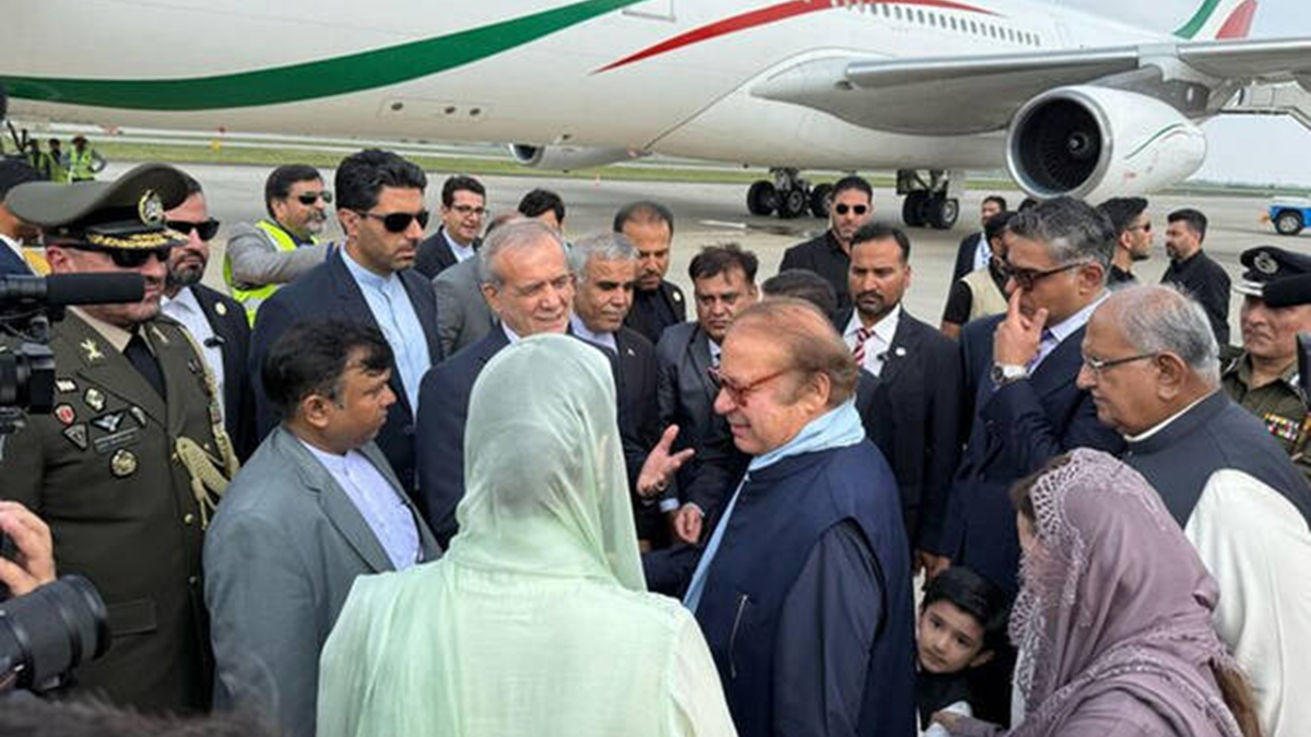 পাকিস্তান পৌঁছেছেন ইরানের প্রেসিডেন্ট
