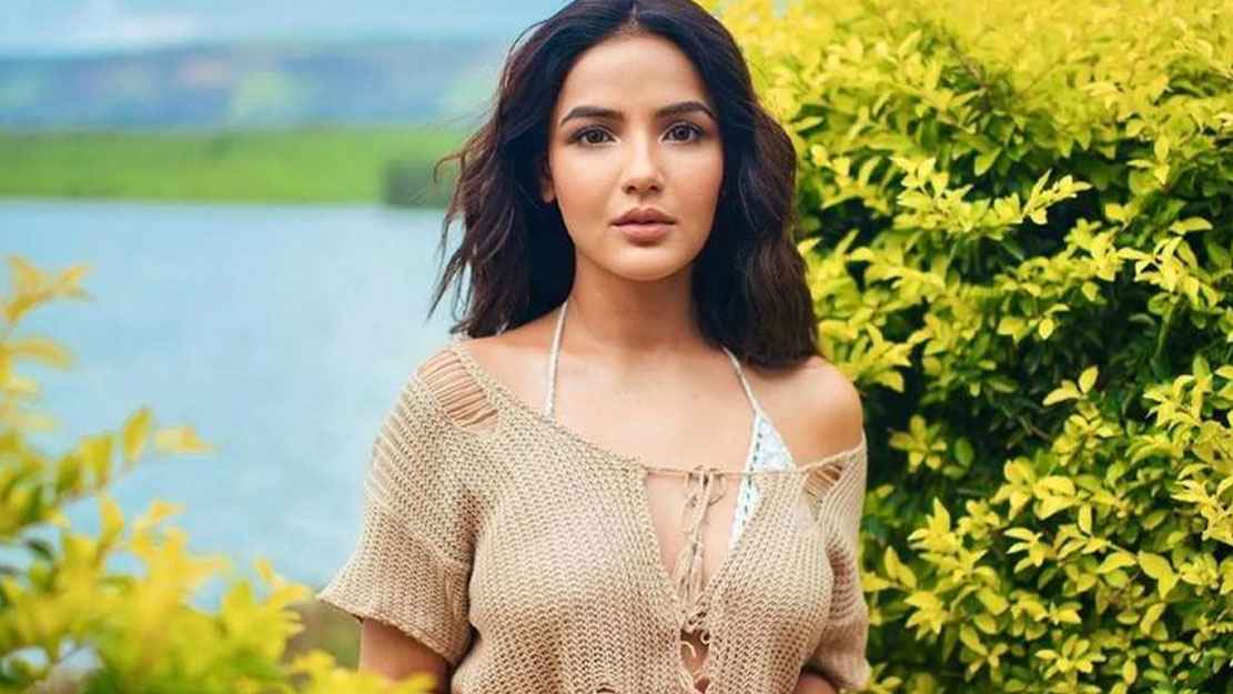 হোটেলে নিয়ে দরজা বন্ধ করে দেন মদ্যপ পরিচালক