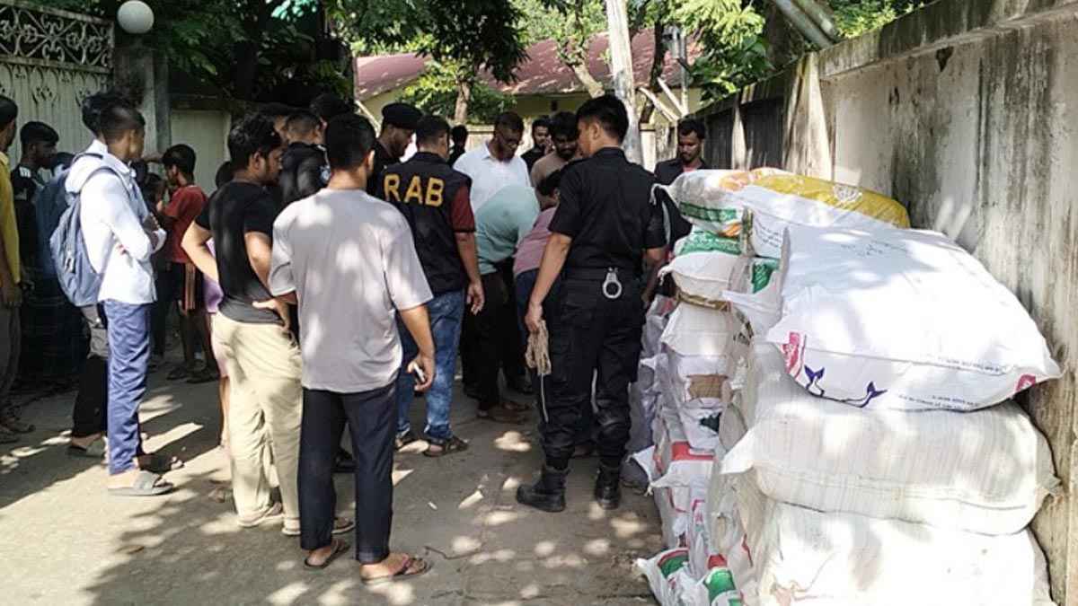 কিশোরগঞ্জে মাইক্রোবাসে মিললো ২৫ বস্তা ভারতীয় চকলেট, আটক ৩