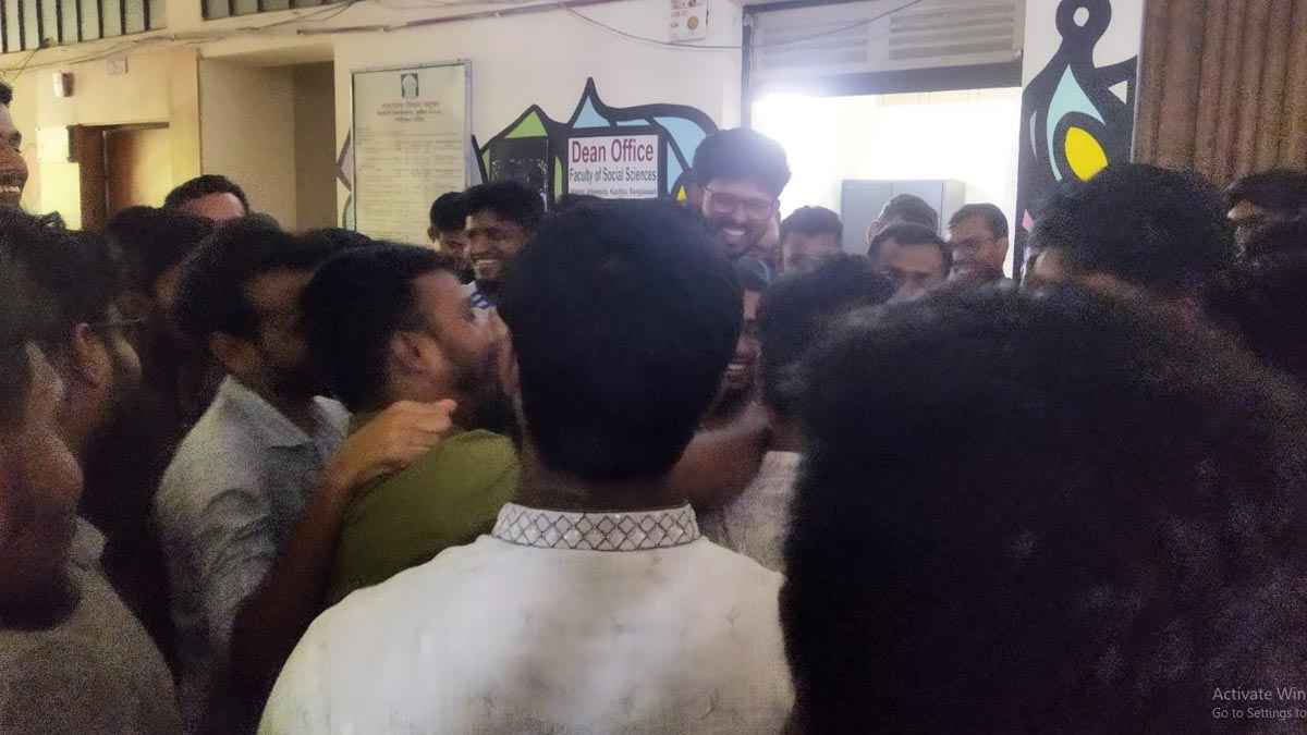 ক্লাসে প্রবেশ নিয়ে ইবি শিক্ষকের সঙ্গে শিবিরের বাকবিতণ্ডা