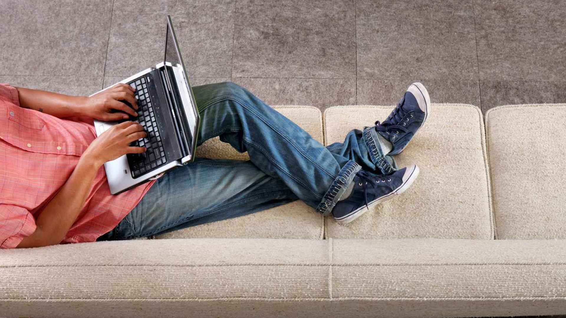 কোলে ল্যাপটপ, পকেটে ফোন— হারাচ্ছেন বাবা হওয়ার ক্ষমতা