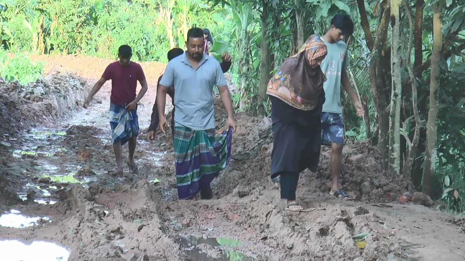 ৫ বছরেও হয়নি সড়ক মেরামত, এলাকাবাসীর উদ্যোগে সংস্কার