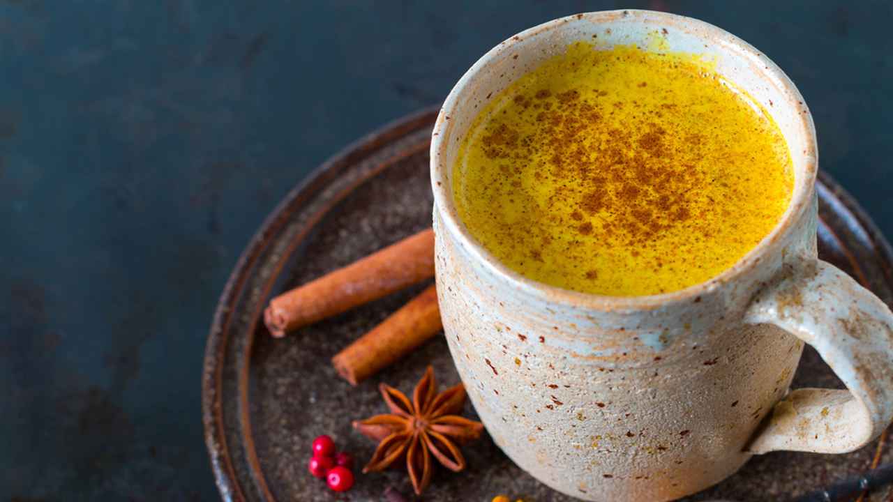 স্বাস্থ্যের জন্য হলুদ দুধ খুবই উপাদেয় হতে পারে।