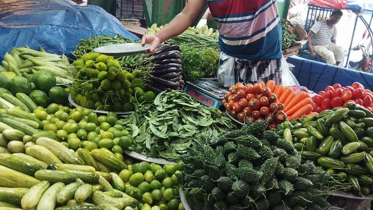 সবজির বাজারে দামের আগুন, পুড়ছে ক্রেতার পকেট