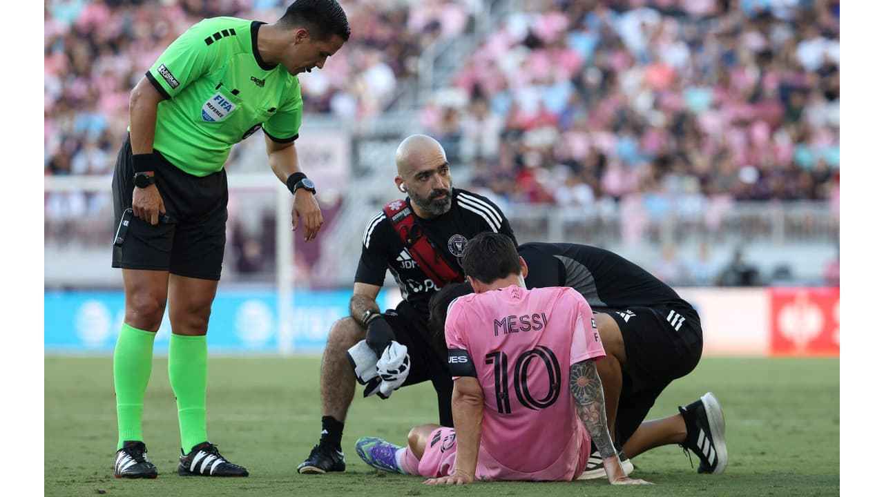 ইনজুরিতে লম্বা সময়ের জন্য ছিটকে গেলেন মেসি