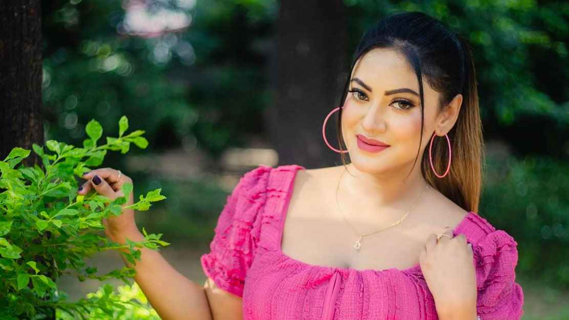 নতুন ব্যবসায় মৌ খান