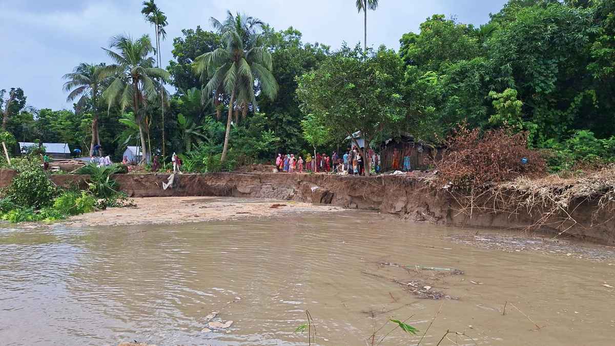 ‘ভিটে টা চলে গেলো, ছেলে মেয়ে নিয়ে কই যাবো’