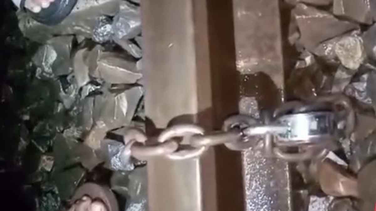 নাটোরে রেললাইনে শিকল পেঁচিয়ে তালা: ট্রেন চলাচল স্বাভাবিক