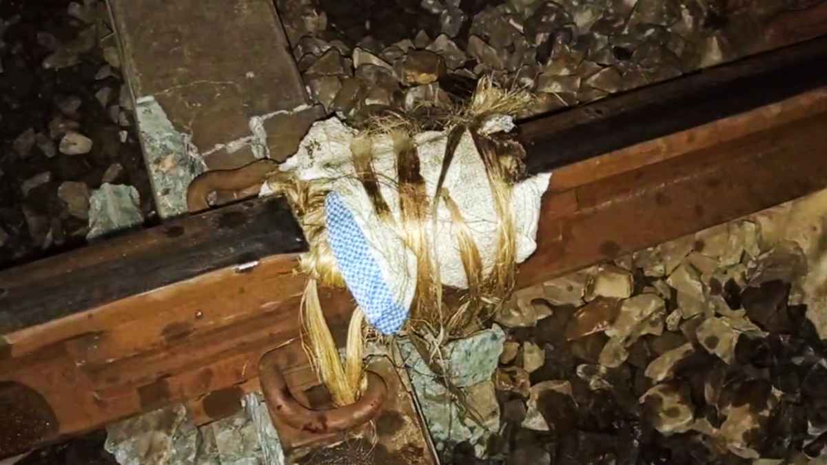 নাটোরে আবারও রেললাইন ভাঙা, পাটের বস্তা গুঁজে ট্রেন চলাচল