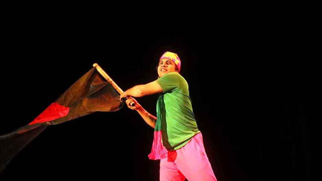 গণঅভ্যুত্থান দিবসে মূকাকুর ‘রক্তে আগুন লেগেছে’