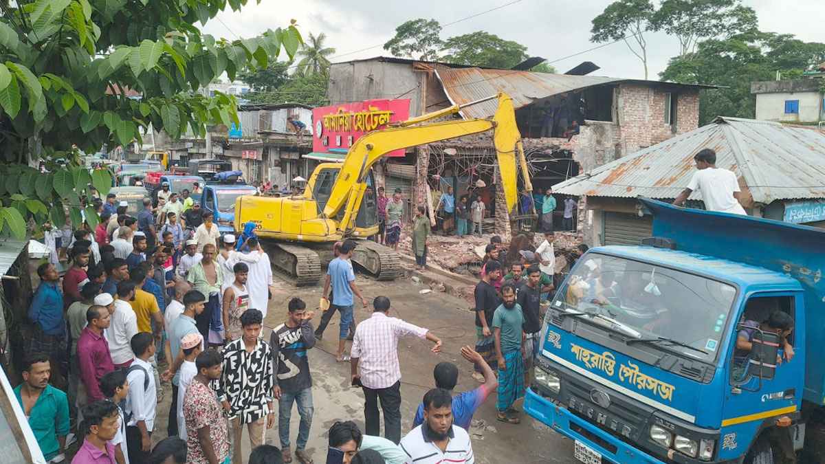 চাঁদপুরের শাহরাস্তিতে খালের ওপর অবৈধ স্থাপনা উচ্ছেদ