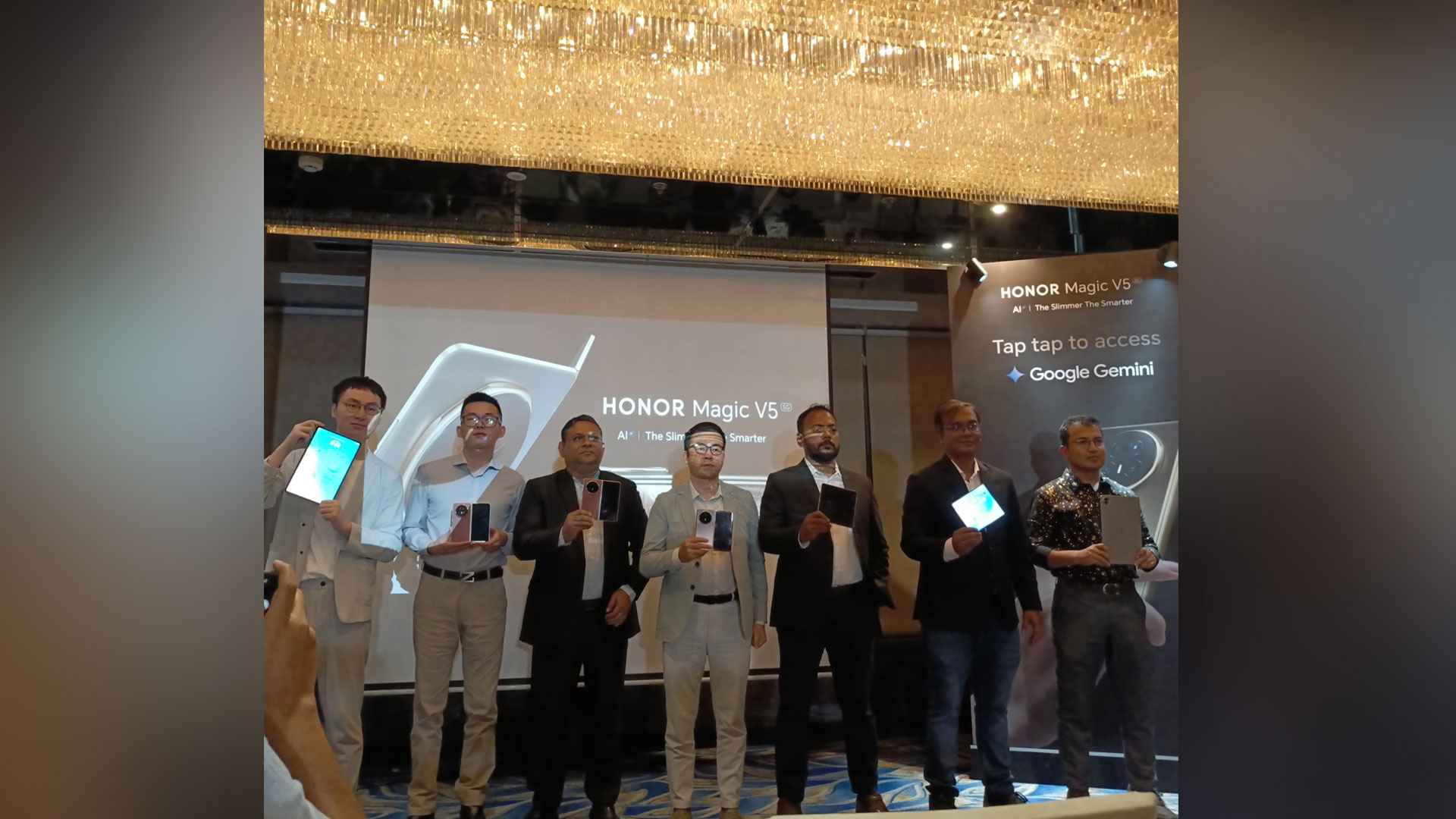 দেশের বাজারে বিশ্বের সবচেয়ে পাতলা ফোল্ডেবল ফোন 'ম্যাজিক ভি৫' আনল অনার