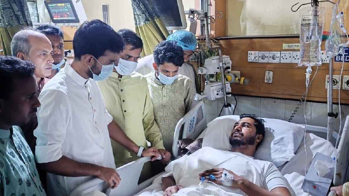 নুরের শয্যাপাশে আসিফ ভুঁইয়া, দিলেন বিচারের আশ্বাস