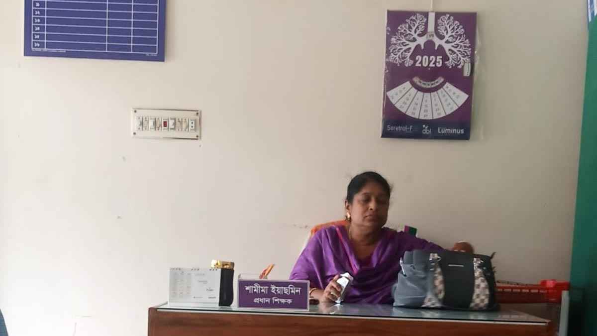 অবশেষে ফোন পেয়ে শেখ মুজিবের ছবি সরালেন সেই প্রধান শিক্ষিকা