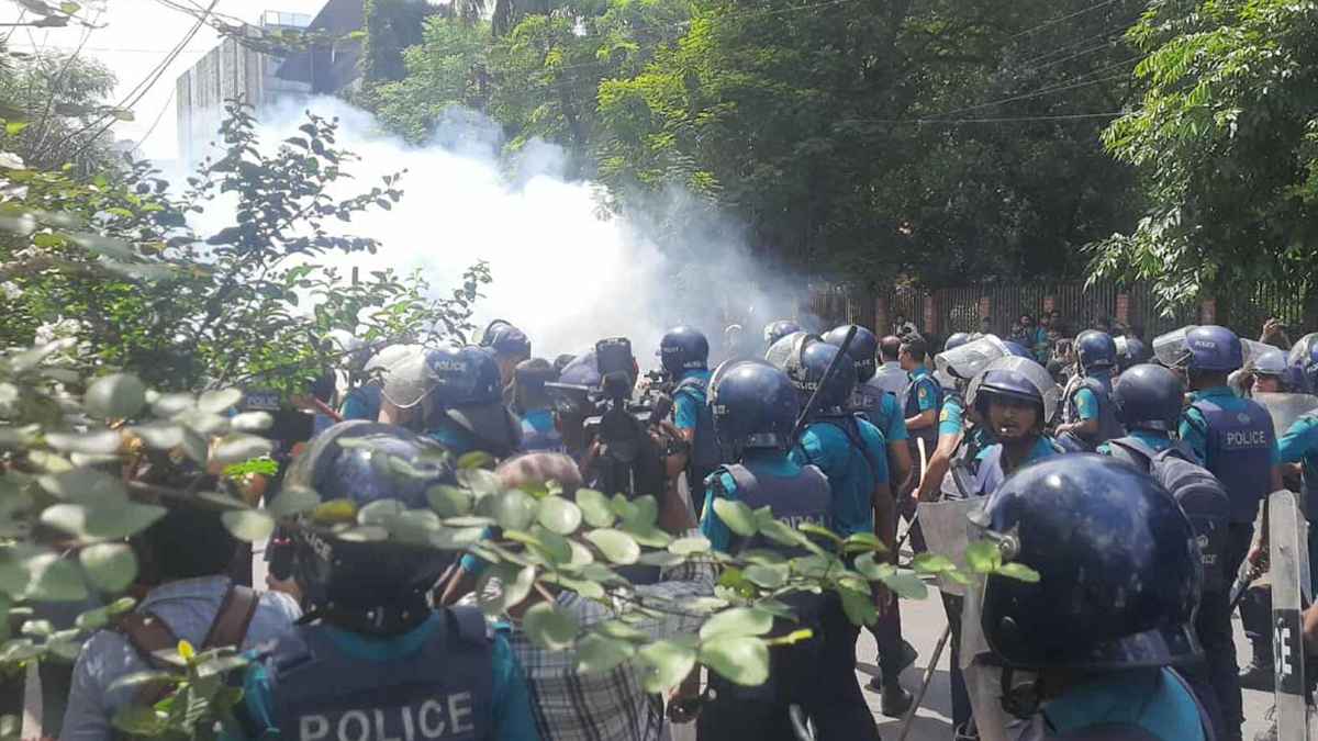 প্রকৌশল শিক্ষার্থীদের মিছিলে পুলিশের টিয়ারশেল ও সাউন্ড গ্রেনেড