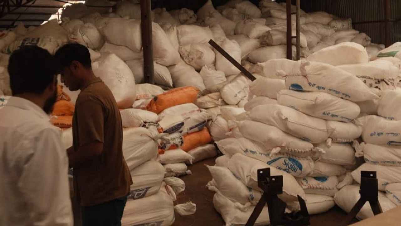 যৌথ অভিযানে ৯ টন পলিথিন জব্দ, ৪ লাখ টাকা জরিমানা