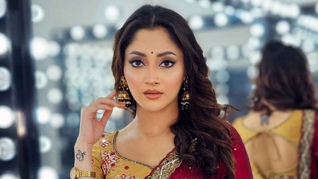 ব্যস্ততার প্রসঙ্গ আসতেই মুখে তালা, তবে কি কাজহীন পূজা?