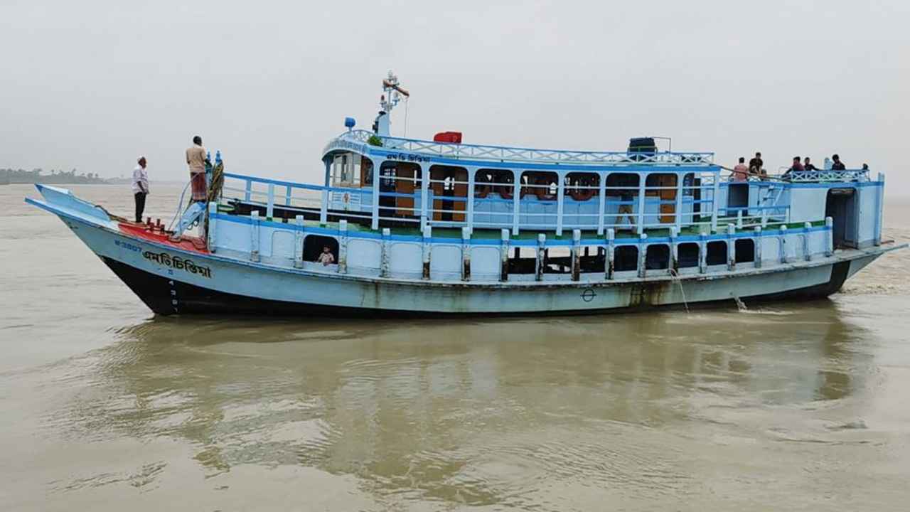 দীর্ঘ ১৩ ঘণ্টা পর পাটুরিয়া-দৌলদিয়া নৌপথে লঞ্চ চলাচল শুরু