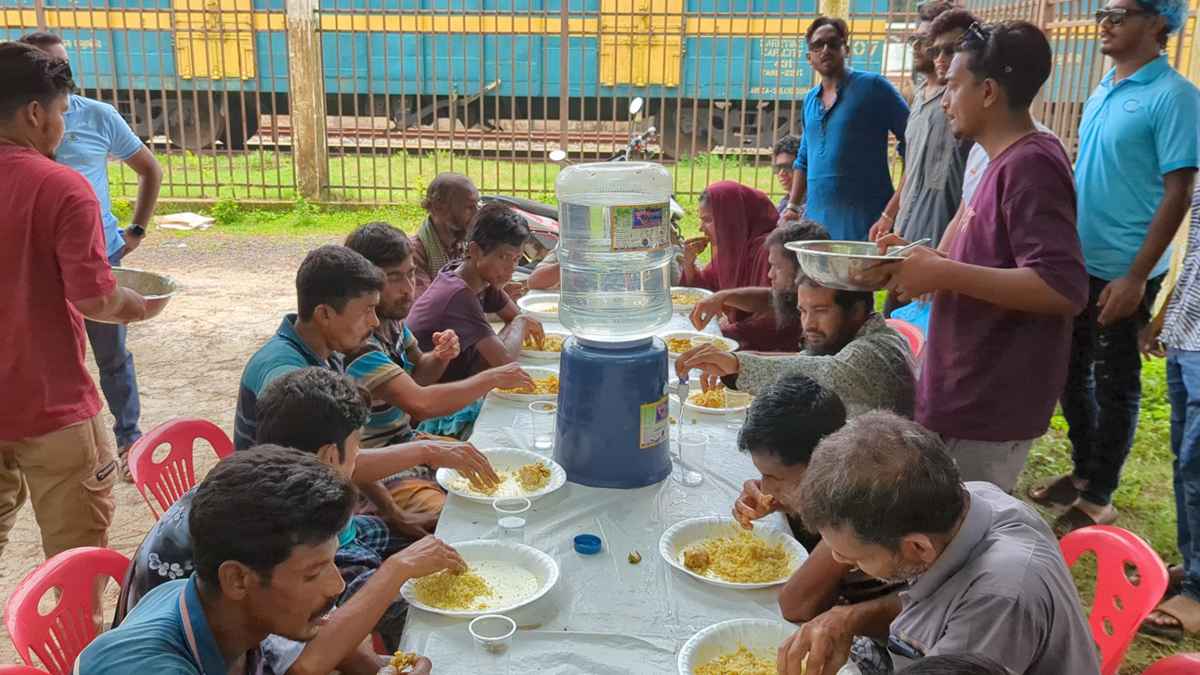 ২ টাকার হোটেল: গোশত ভাতের সঙ্গে আজ মিষ্টি-পান সুপারি