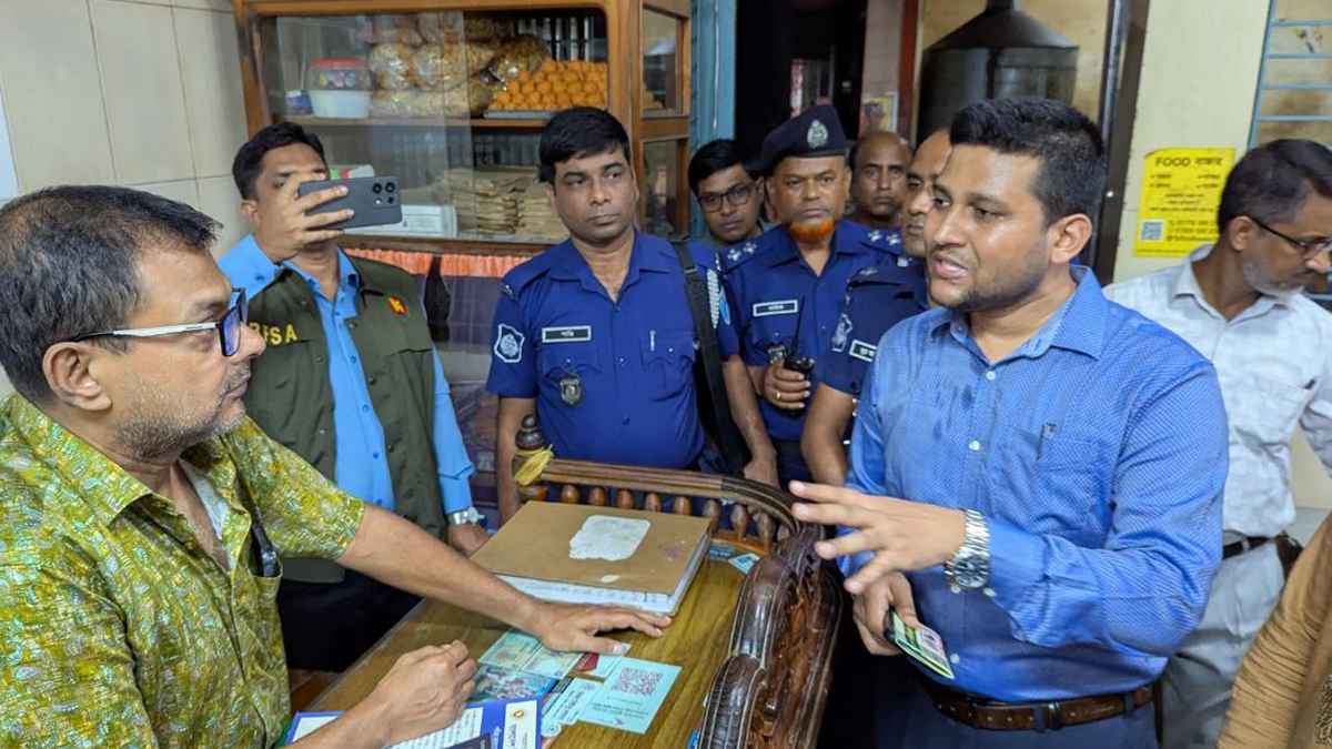 রাজবাড়ীতে মিষ্টির দোকানে অভিযান, ২ লাখ টাকা জরিমানা