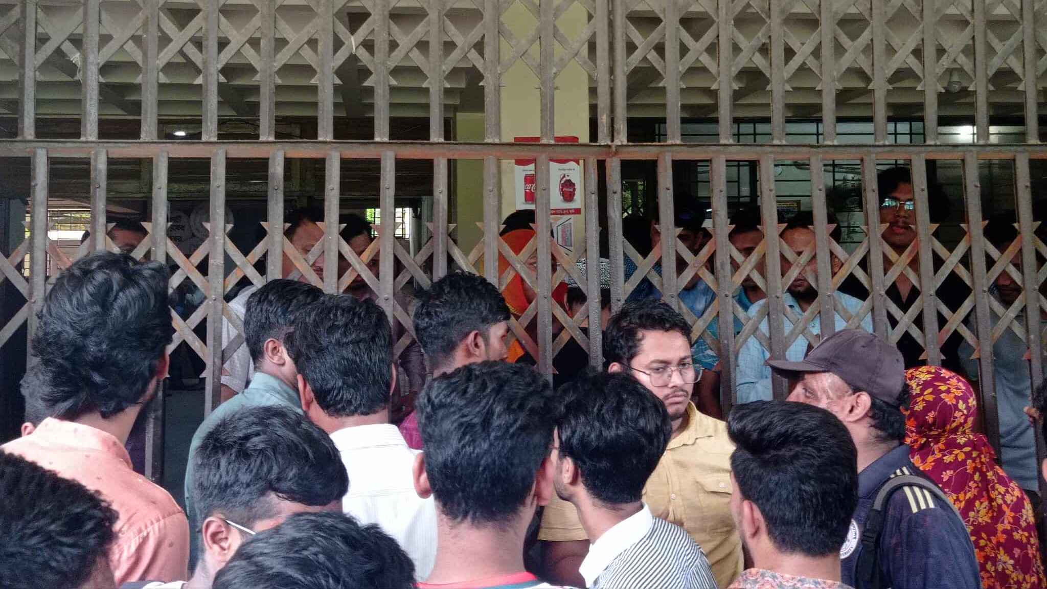 কুবিতে শিক্ষক নিয়োগের দাবিতে প্রশাসনিক ভবনে তালা