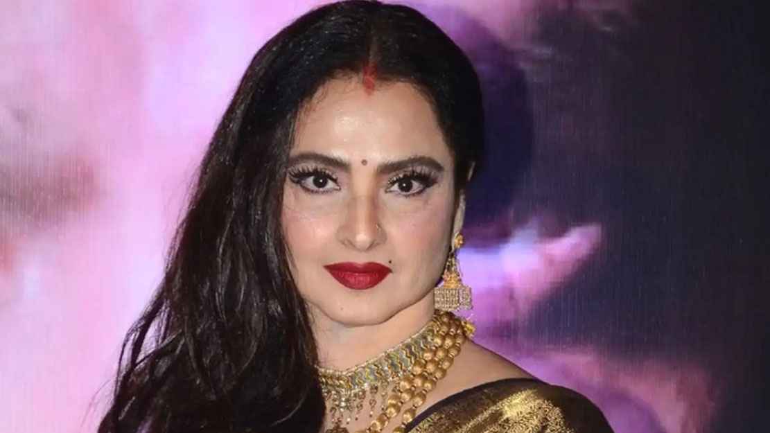 সম্মতিহীন চুম্বনের শিকার রেখা, কান্নায় ভেঙে পড়েছিলেন অভিনেত্রী