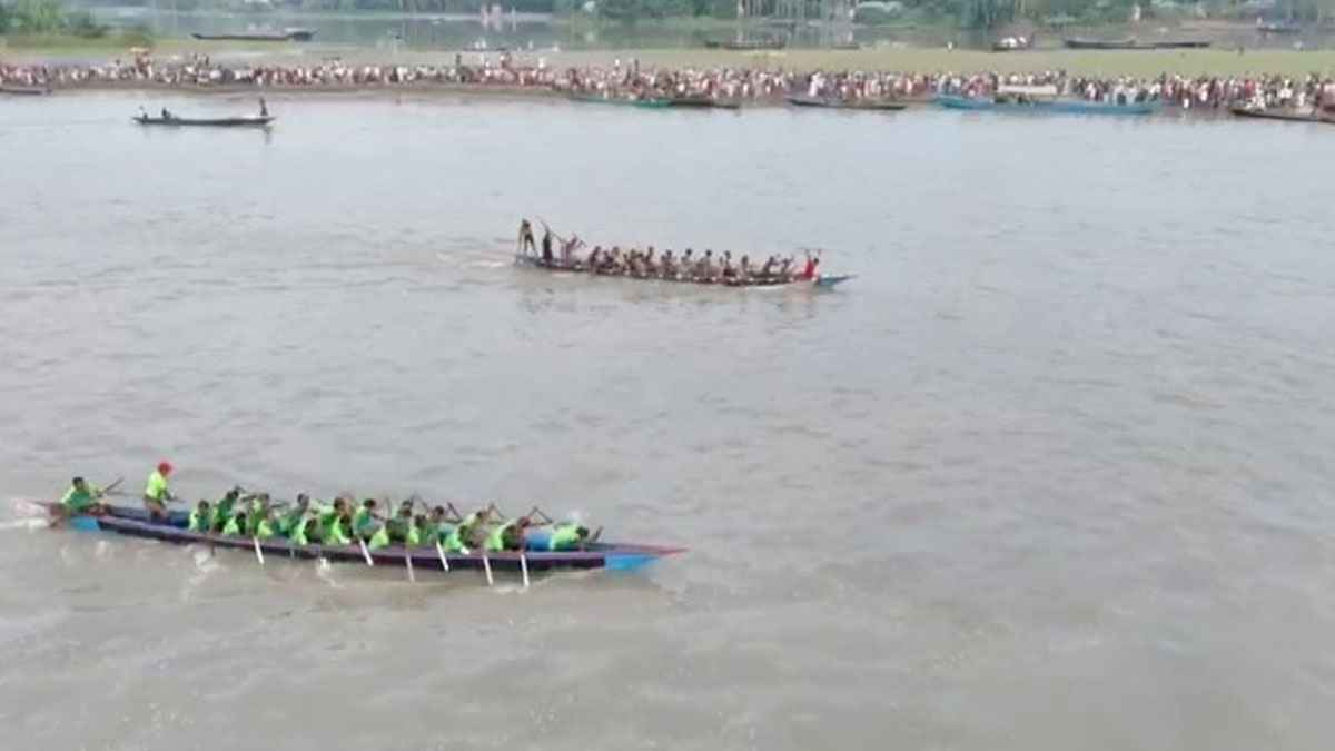 যমুনা নদীতে ‘কোষা নৌকা বাইচ’ দেখতে হাজারো মানুষের ঢল