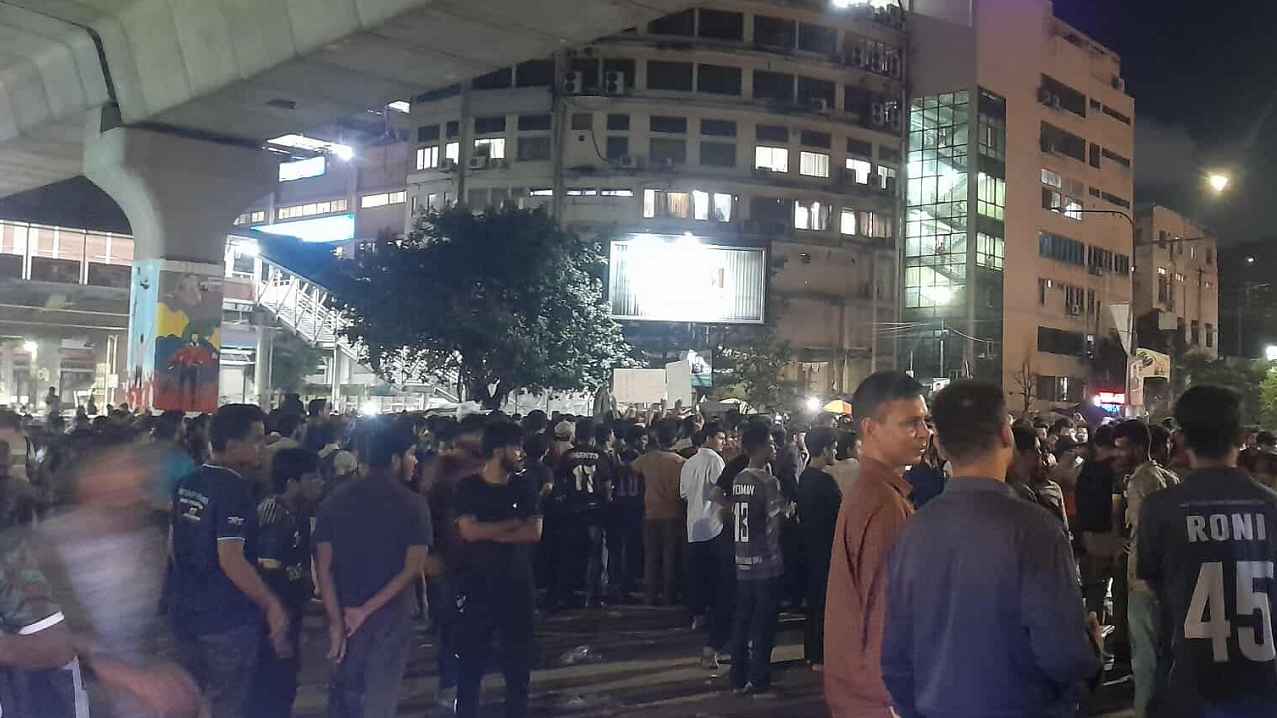 আন্দোলনে স্থবির শাহবাগ, সড়ক ছাড়ছেন না বুয়েট শিক্ষার্থীরা