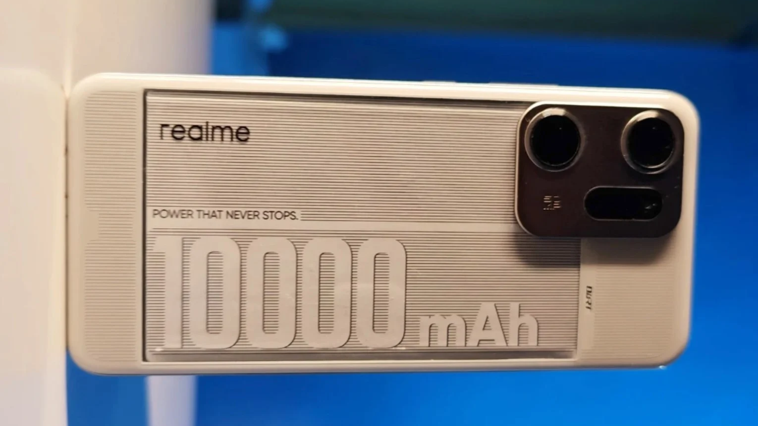 ১০ হাজার এমএএইচ ব্যাটারির শক্তপোক্ত ফোন আনছে রিয়েলমি