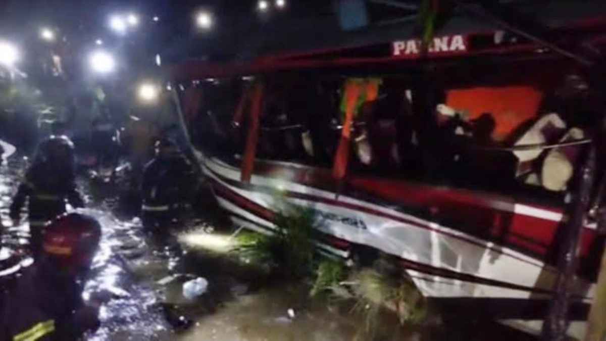 সিলেট-তামাবিল সড়কে বাস নিয়ন্ত্রণ হারিয়ে খাদে, আহত ২৮