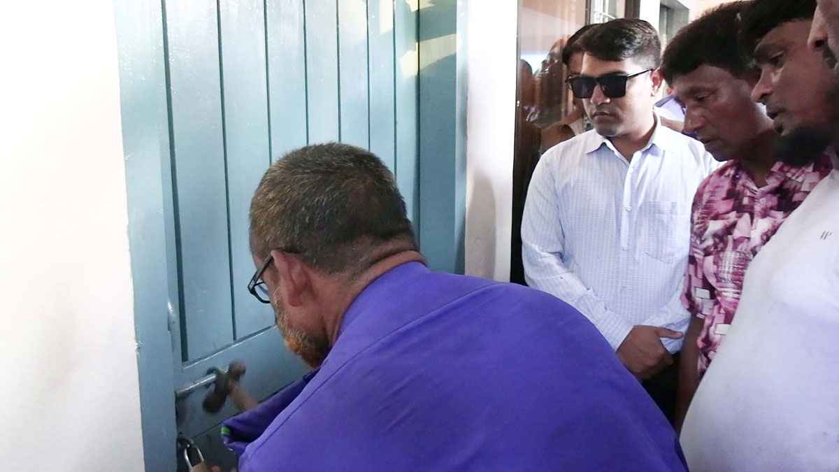 ঠাকুরগাঁওয়ে চেয়ারম্যানের কক্ষে তালা দিলো বিএনপি কর্মীরা, ভাঙলেন ইউএনও