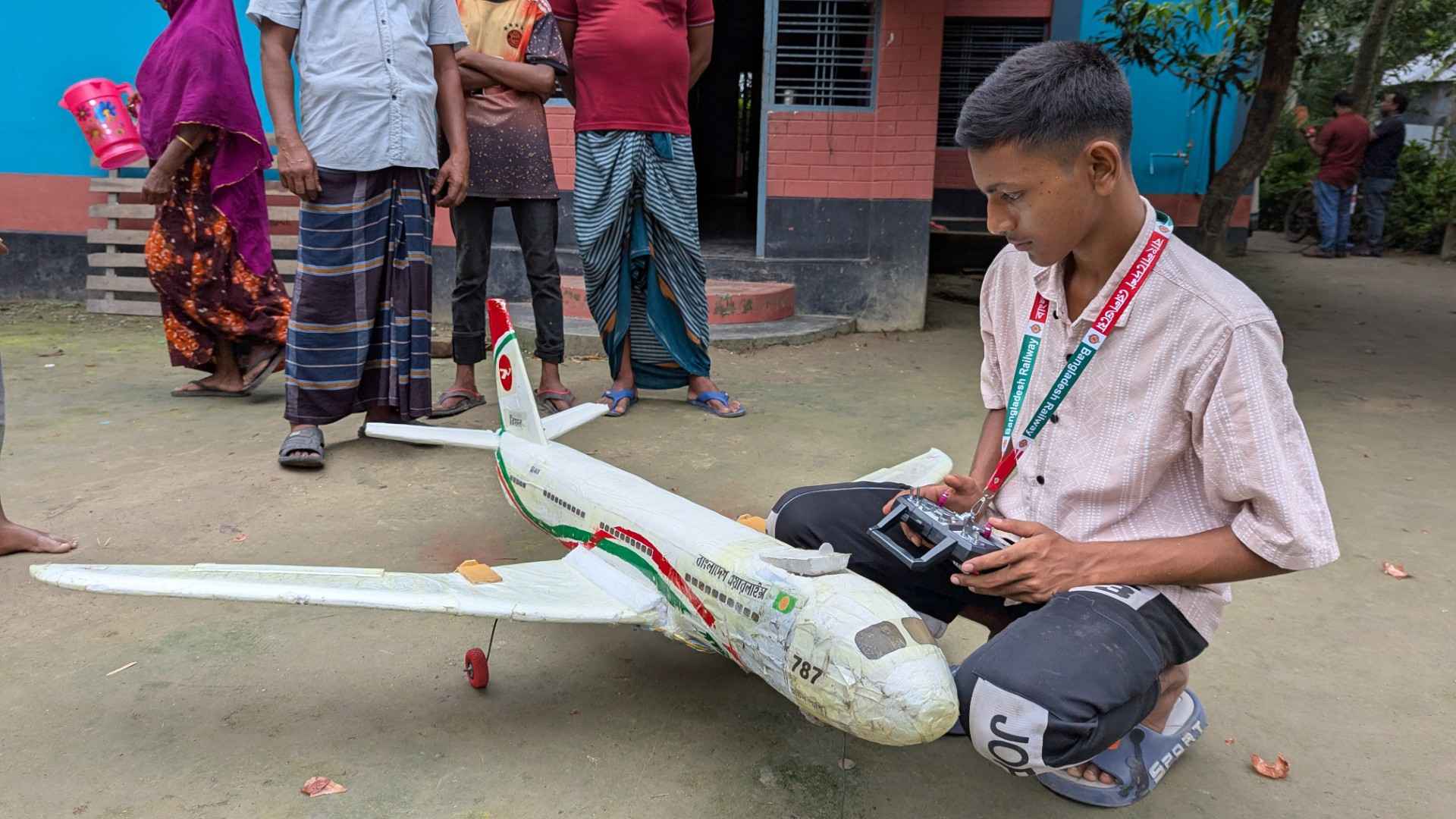 স্কুলছাত্র রাহুলের তৈরি বাংলাদেশ বিমান ‘অচিন পাখি’ উড়ছে আকাশে