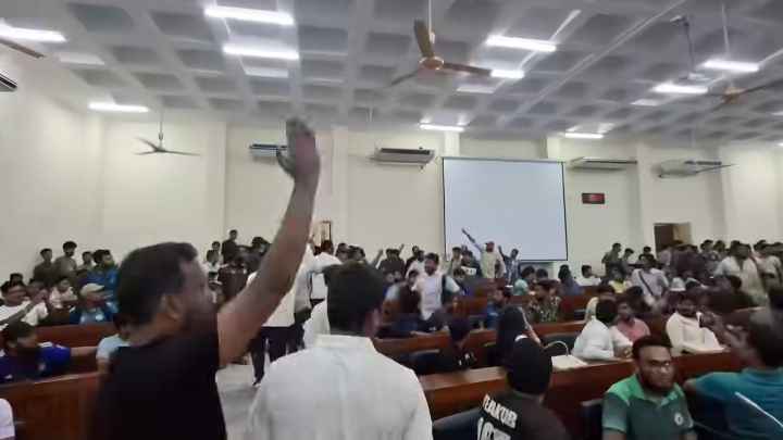 রাকসু নির্বাচন কমিশনের মতবিনিময় সভা বয়কট করল ছাত্রদল ও বাম সংগঠন